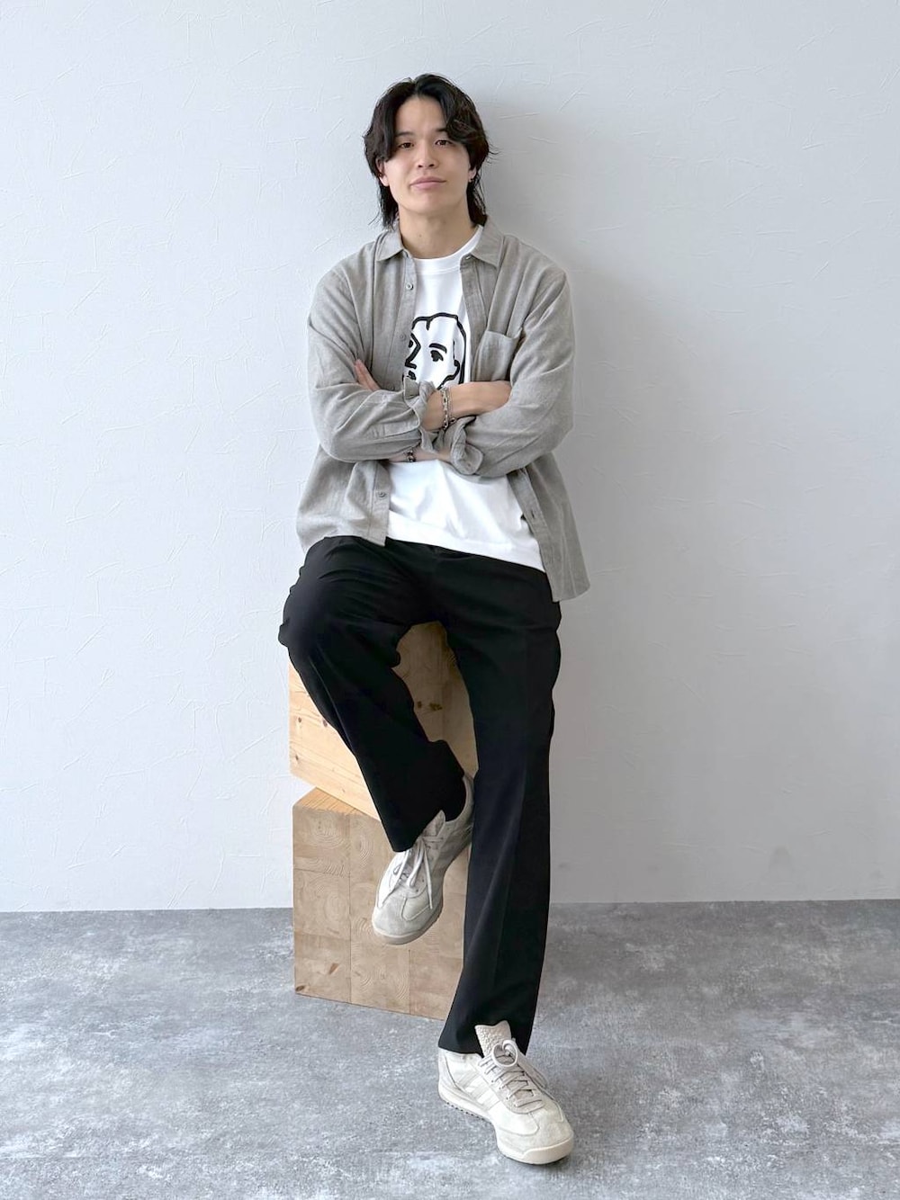 ベージュ系のシャツ/ブラウス、ブラック系のその他パンツ、ホワイト系のTシャツ/カットソーを着用したメンズの秋コーディネートの1枚目の写真