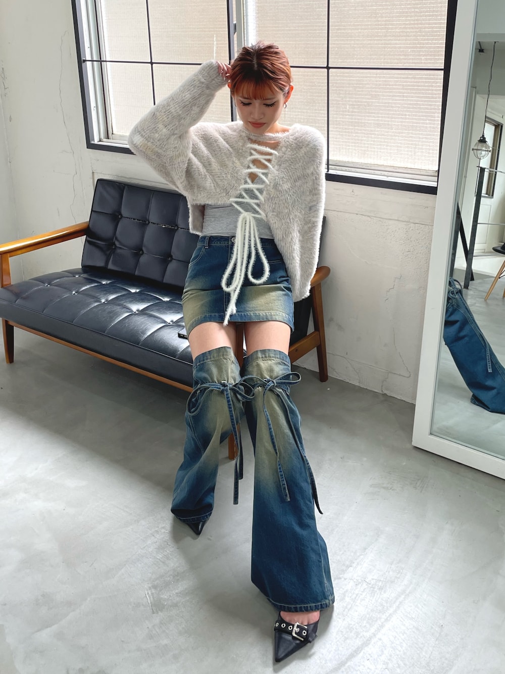 「ニット、レッグウォーマー、デニム、デニムスカート、レイヤードスタイル、staffコーデ、SPIRALGIRL、お出かけコーデ、スカートコーデ」｜「SPIRALGIRLのレッグウォーマー付きデニムミニスカート（デニムスカート、ブルー系）」を使った、MIAKIさん（レディース・164cm）の夏コーディネートの1枚目の写真