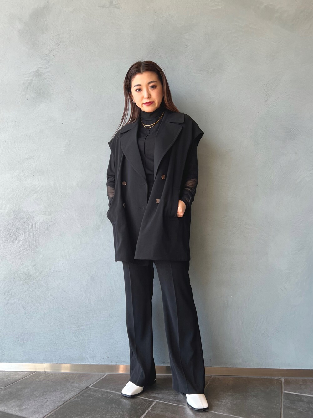 「シンプルコーデ、春先取り、大人かわいい、春コーデ、トレンド、リラックススタイル、ブラック、オールブラック、セットアップ、セットアップスタイル、トレンチジレ、ジレ、ジレスタイル、シアートップス、白ブーツ」｜「Lui'sのシアー切替タートルネック（Tシャツ/カットソー、ブラック系）」を使った、makoさん（レディース・155cm）の冬コーディネートの1枚目の写真