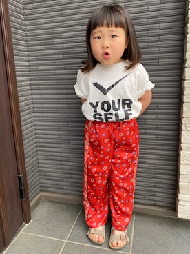 「アイテム（パンツ、レッド系）」を使った、Yuzuさん（キッズ・100cm）の春コーディネート