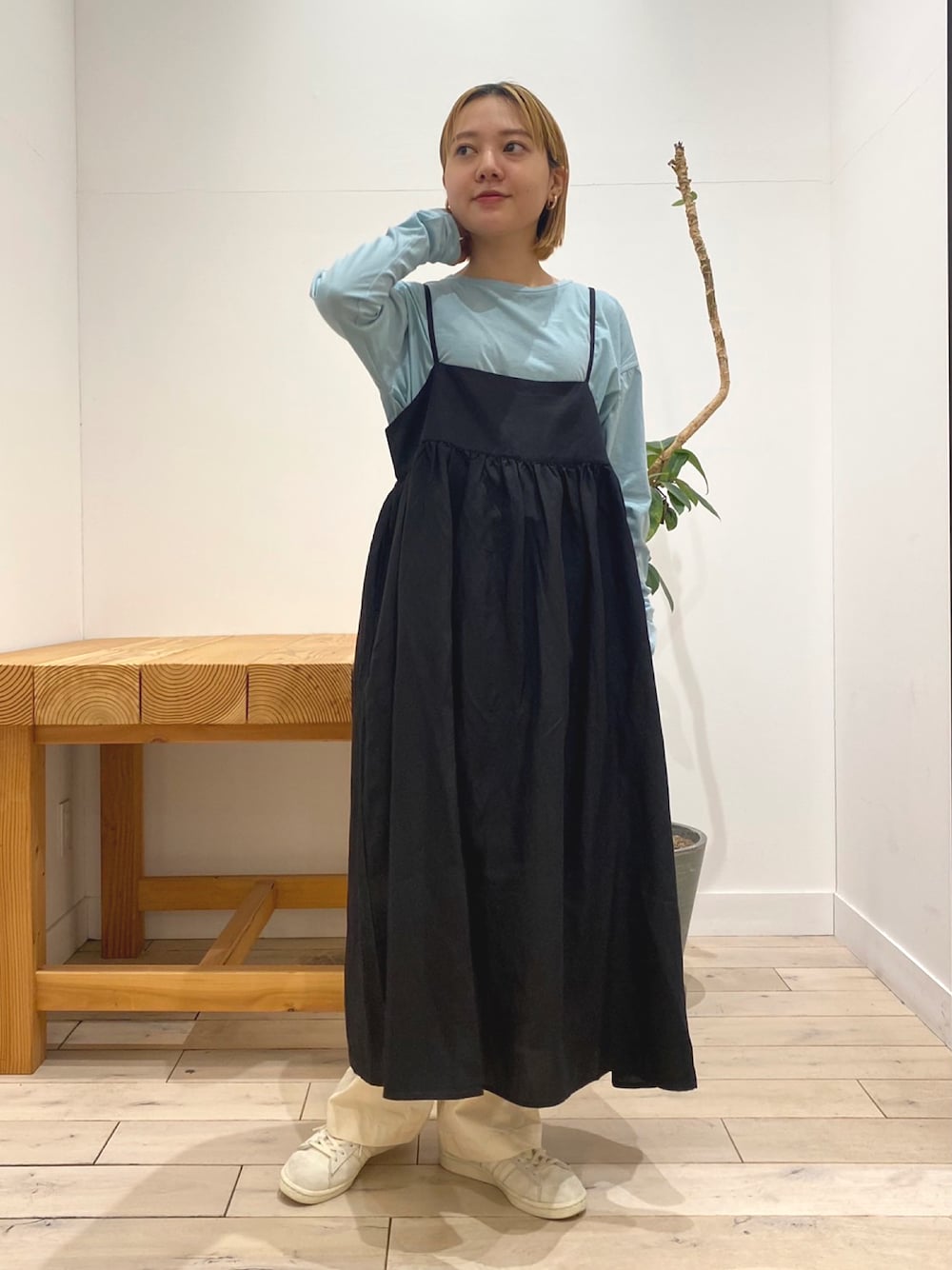 「春コーデ、カジュアルコーデ、休日スタイル、キャミワンピ、シアートップス、unfil、かぐれ、ほめられ本命コーデ、レイヤードスタイル、春先取り、低身長、URBAN RESEARCH DOORS、きれいめコーディネート、おしゃれさんと繋がりたい、キレイめカジュアル」｜「unfilのアイテム（トップス、ブルー系）」を使った、naminoさん（レディース・154cm）の冬コーディネートの1枚目の写真
