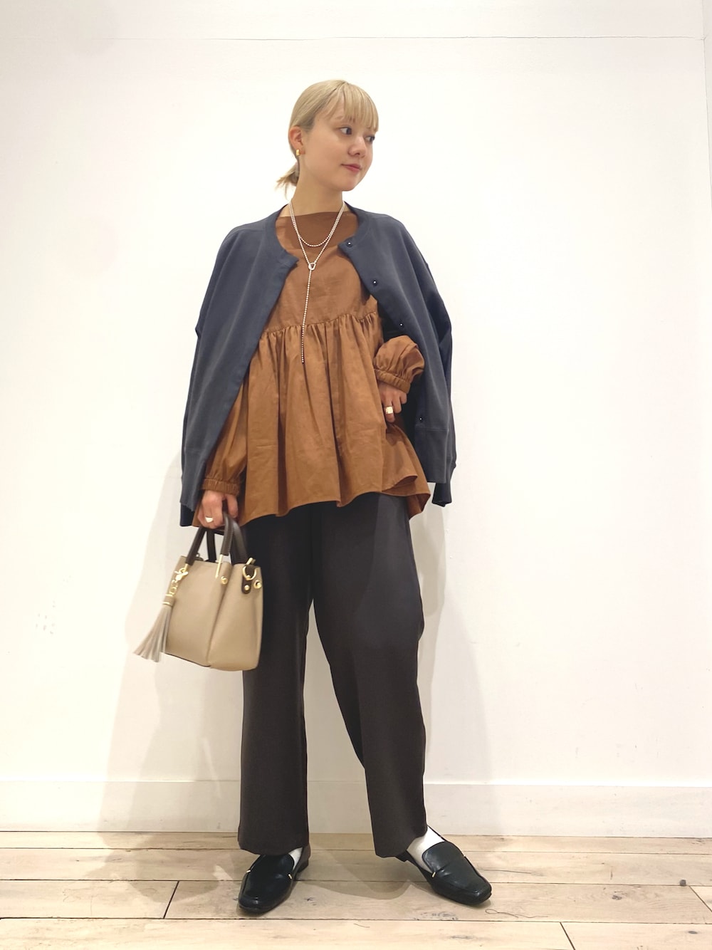 コットンツイル2WAYギャザーブラウスを使った人気ファッション