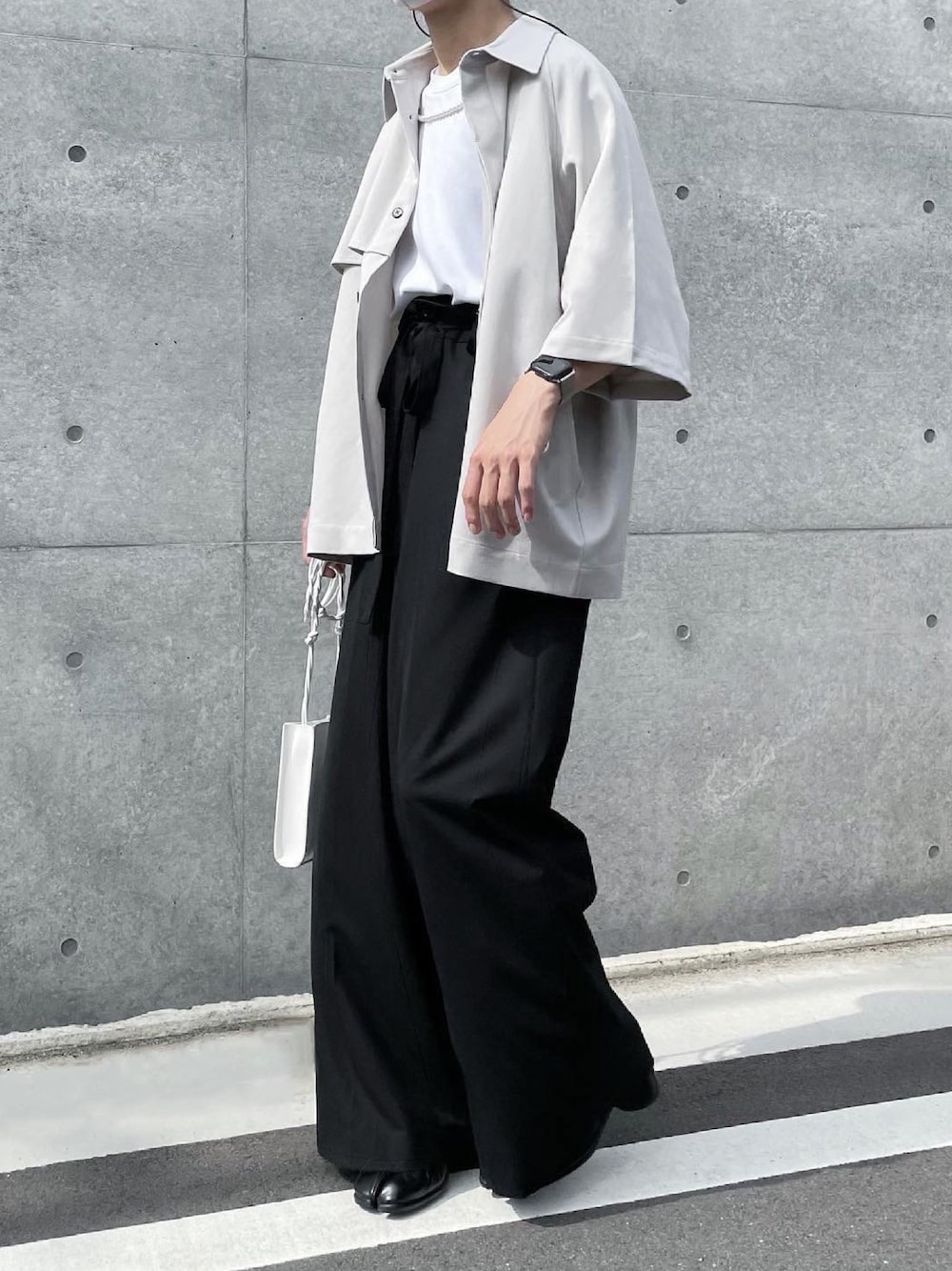 「EMMA  CLOTHES、エマクローズ、夏コーデ、シンプル、足袋ブーツ」｜「toggleのアイテム（スラックス、ブラック系）」を使った、ryunosukeさん（メンズ・170cm）の夏コーディネートの1枚目の写真