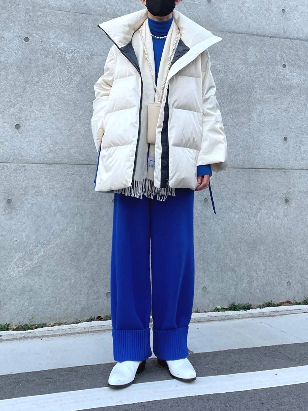 「ビックシルエット、+J、UNIQLO、シンプル、ブルー、ダウンジャケット、アウター、冬、きれいめカジュアル、タートルネック」｜「JIL SANDERのアイテム（ショルダーバッグ、ホワイト系）」を使った、ryunosukeさん（メンズ・170cm）の冬コーディネートの1枚目の写真
