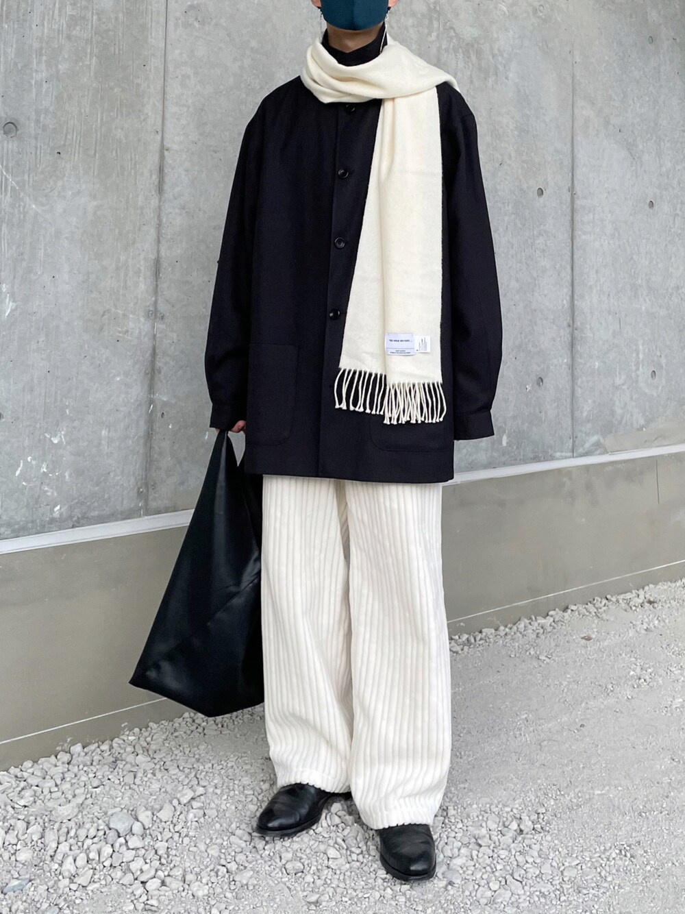 「MATSUFUJI、マフラー、モノクロ、レザートート、leyuccas、秋冬コーデ」｜「THE INOUE BROTHERSの【THE INOUE BROTHERS】別注 大判マフラー（マフラー、ホワイト系）」を使った、ryunosukeさん（メンズ・170cm）の秋コーディネートの1枚目の写真