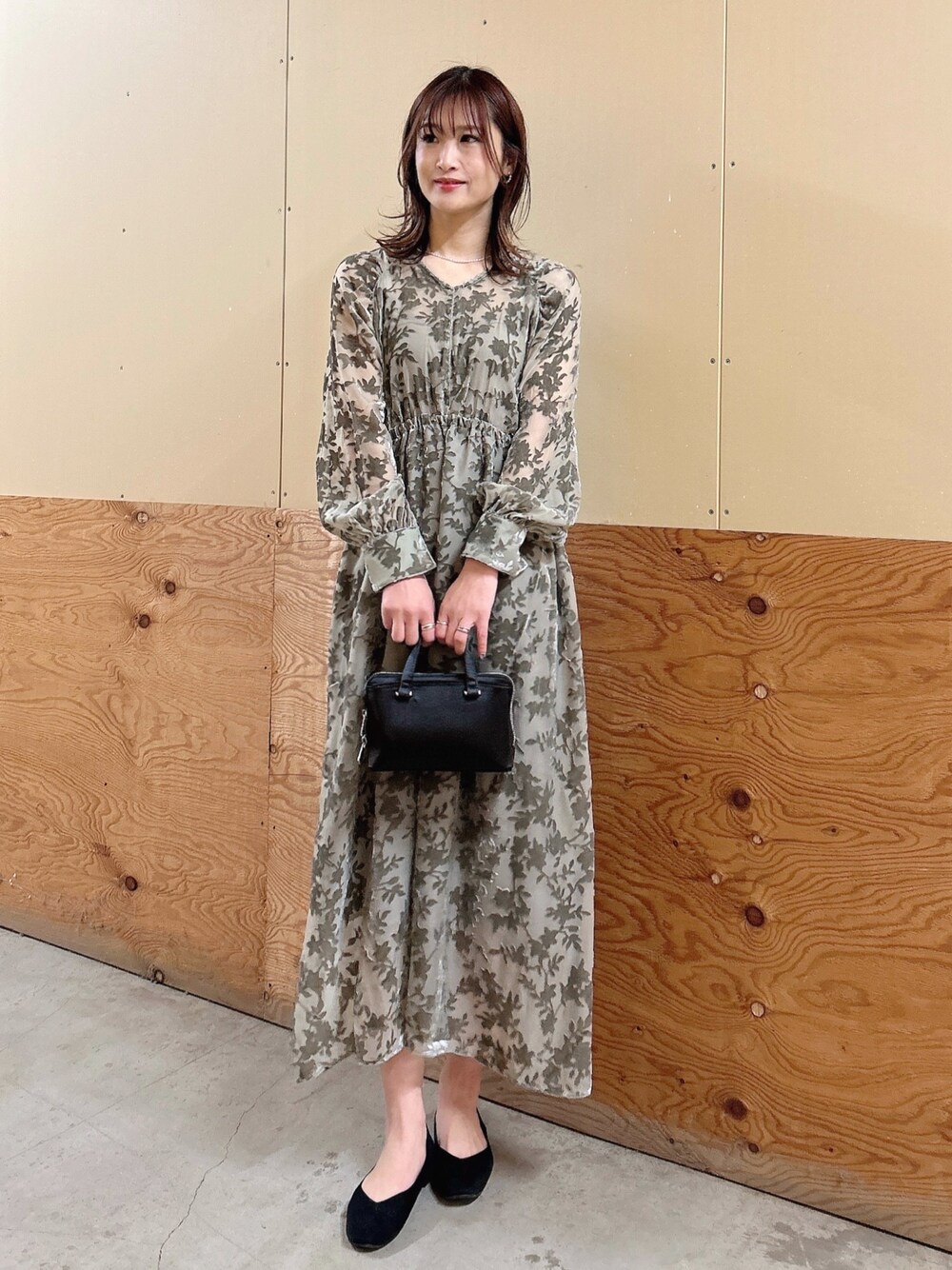 ベロアジャガードVネックワンピースを使った人気ファッション