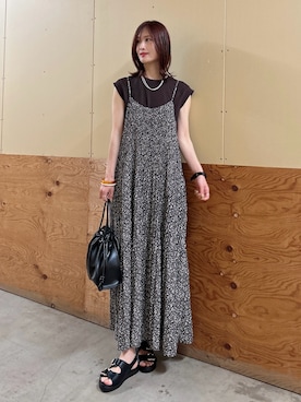 「ITEMS URBANRESEARCH（アイテムズ アーバンリサーチ）のプリーツプリントキャミワンピース（ワンピース、ブラック系）」を使った、ERIKAさん（レディース・161cm）の夏コーディネート