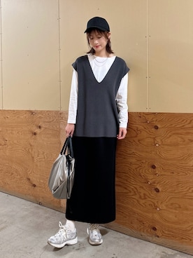 「ITEMS URBANRESEARCH（アイテムズ アーバンリサーチ）のロングTシャツ×ニットベストセット（ニット/セーター、グレー系）」を使った、ERIKAさん（レディース・161cm）の春コーディネート