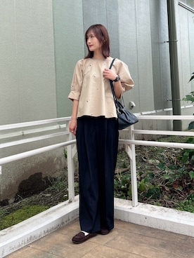 「ITEMS URBANRESEARCH（アイテムズ アーバンリサーチ）のタックスリーブ刺シュウブラウス（シャツ/ブラウス、ベージュ系）」を使った、ERIKAさん（レディース・161cm）の春コーディネート