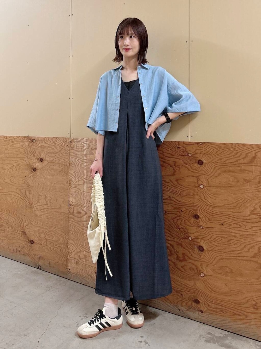 「ワンピース、大人カジュアル、ママコーデ、スメリー、シアーシャツ、アイテムズアーバンリサーチ、30代、items、30代コーデ、40代、おでかけコーデ、ナチュラルコーデ、40代コーデ、骨格ナチュラル、イエベ春」｜「ITEMS URBANRESEARCHのフハクキリカエタンクトップ（Tシャツ/カットソー、ブラック系）」を使った、ERIKAさん（レディース・161cm）の春コーディネートの1枚目の写真