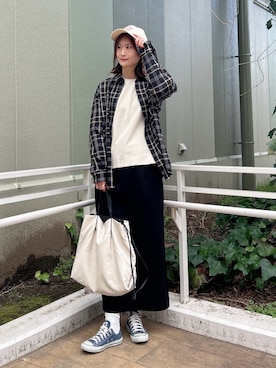 「ITEMS URBANRESEARCH（アイテムズ アーバンリサーチ）のTRストレッチ チェックレギュラーカラーシャツ（シャツ/ブラウス、ブラック系）」を使った、ERIKAさん（レディース・161cm）の春コーディネート