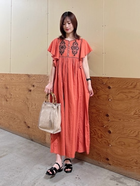 「URBAN RESEARCH Sonny Label（アーバンリサーチサニーレーベル）のスパンコールエンブロイダリーワンピース（ワンピース、オレンジ系）」を使った、ERIKAさん（レディース・161cm）の夏コーディネート