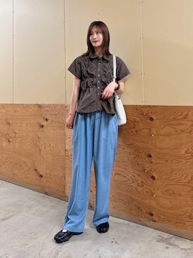 「ITEMS URBANRESEARCH（アイテムズ アーバンリサーチ）のレーヨンデニムワイドパンツ（デニムパンツ、ブルー系）」を使った、ERIKAさん（レディース・161cm）の春コーディネート