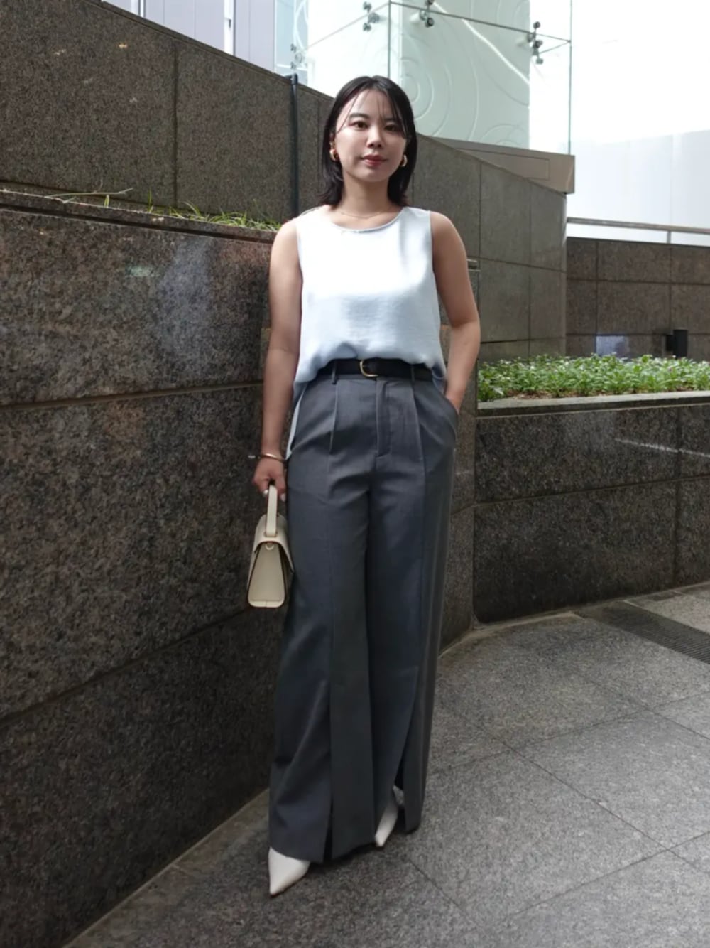 グレー系のその他パンツ、ブルー系のシャツ/ブラウスを着用したレディースの夏コーディネートの1枚目の写真