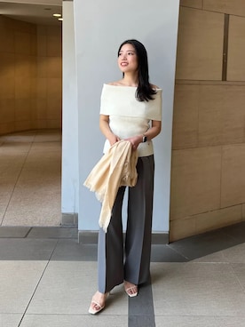 ソフトフィットオフショルニットトップスを使った人気ファッション