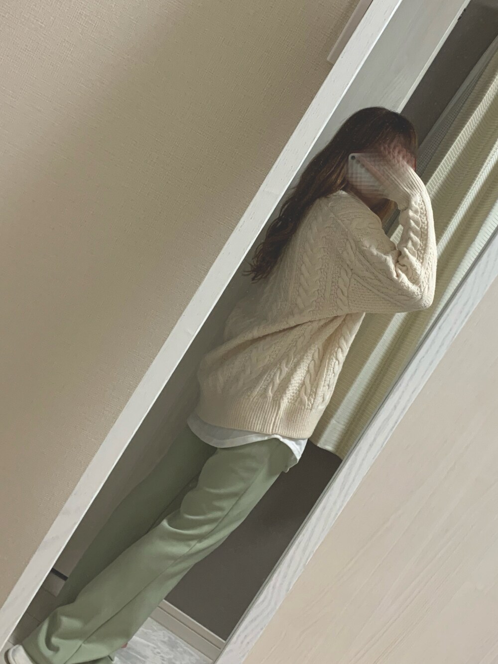 「休日スタイル、冬コーデ、低身長、低身長コーデ、低身長女子、ハニーズ、Honeys」｜「Honeysのケーブル編クルーカーデ（カーディガン/ボレロ、ホワイト系）」を使った、ばにら🐰🔥さん（レディース・150cm）の秋コーディネートの1枚目の写真