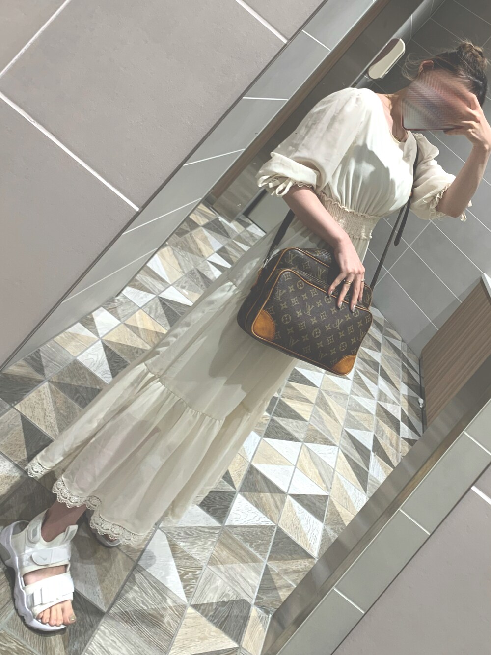 「150cm、ワンピース、ラクチンコーデ、シンプルコーデ、ホワイトコーデ、おだんごヘアー、150cmコーデ、低身長、低身長コーデ、低身長女子、MAJESTIC LEGON、NIKE、LouisVuitton」｜「LOUIS VUITTONのアイテム（バッグ、ブラウン系）」を使った、ばにら🐰🔥さん（レディース・150cm）の秋コーディネートの1枚目の写真
