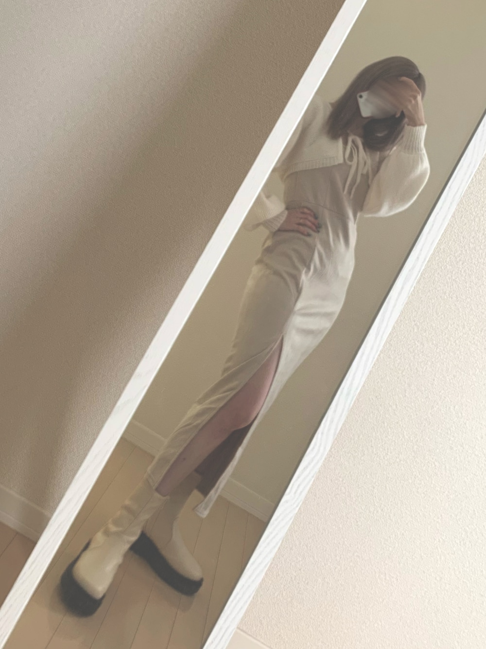 「冬コーデ、大人女子、ホワイトコーデ、キャミワンピ、GRL、grlコーデ、低身長、低身長女子、低身長コーデ、150cm、150cmコーデ」｜「GRLのスエードスリットキャミワンピース［dk937］アイボリー　S（ワンピース、ホワイト系）」を使った、ばにら🐰🔥さん（レディース・150cm）の冬コーディネートの1枚目の写真