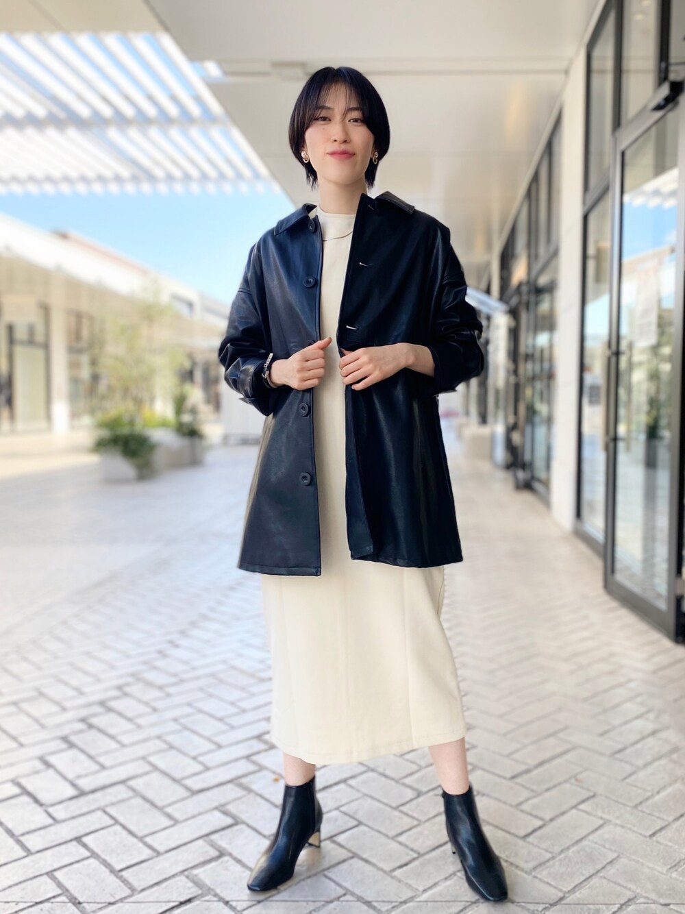 「アウター、ブーツ、レザージャケット、ミドルブーツ、きれいめカジュアル、Nomine、フェイクレザー、モノトーンコーデ、Rouge vif la cle(Rouge vif la cle)、Aubannister、大人かわいい、AW」｜「NOMINEの【展開店舗限定】バックフリルカバーオール（ブルゾン、ブラック系）」を使った、✌︎さん（レディース・163cm）の秋コーディネートの1枚目の写真
