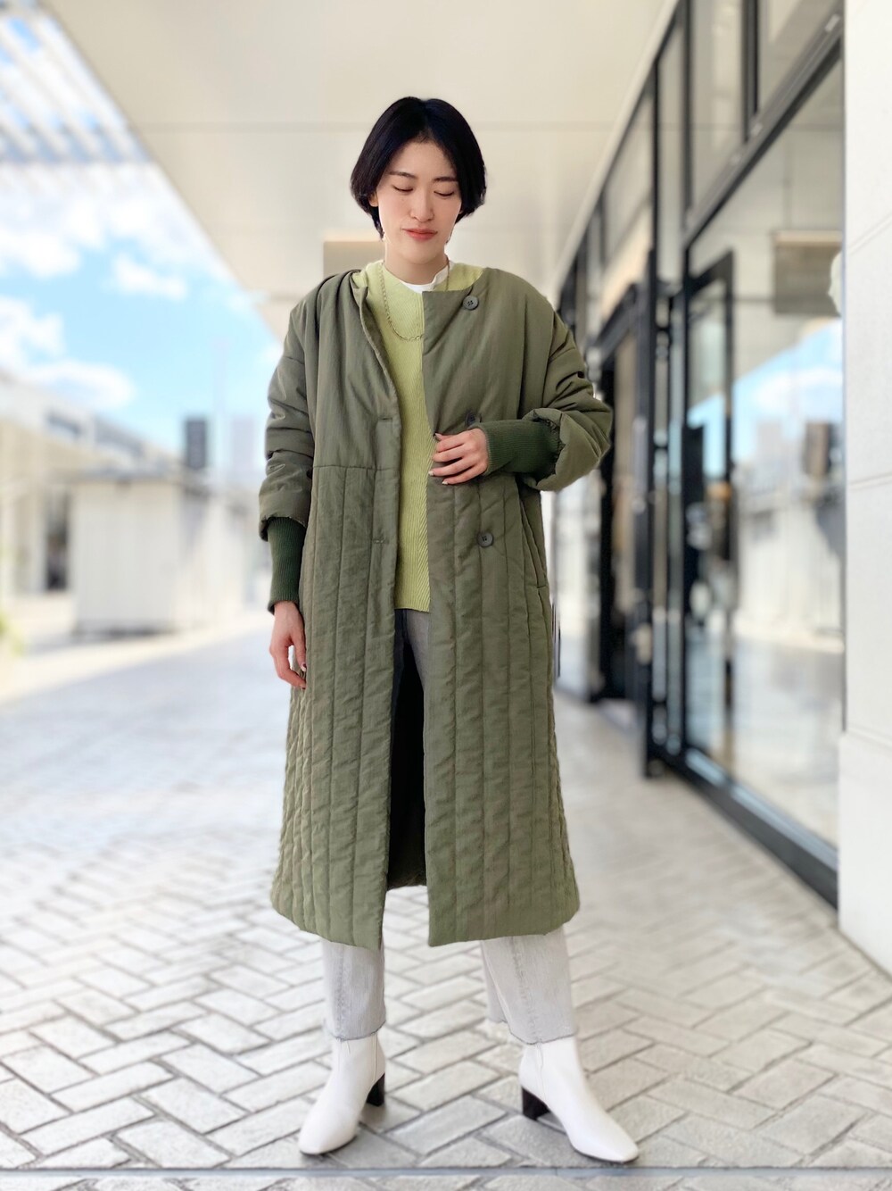 「デニム、ブーツ、キルティング、ロングコート、カーキアウター、キルティングコート、Nomine、ショートヘア、Aubannister、グレーデニム、AW、秋冬コーデ、abahouse mavie、リブ、アバハウスアウトレット」｜「abahouse mavieのキルティング2WAYロングコート（ダウンジャケット/コート、グリーン系）」を使った、✌︎さん（レディース・163cm）の秋コーディネートの1枚目の写真