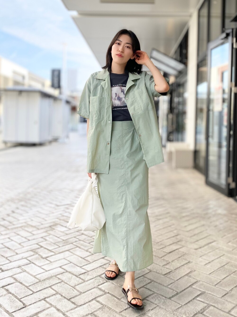 「夏コーデ、着回しコーデ、シャツスタイル、セットアップ、マーメイドスカート、きれいめカジュアル、休日スタイル、モード、トートバッグ、クリアサンダル、サンダル、今日のコーデ、Nomine、LOWELL things、piche abahouse」｜「NOMINEのワッシャーマーメイド２WAYスカート【セットアップ対応】（スカート、グリーン系）」を使った、✌︎さん（レディース・163cm）の春コーディネートの1枚目の写真