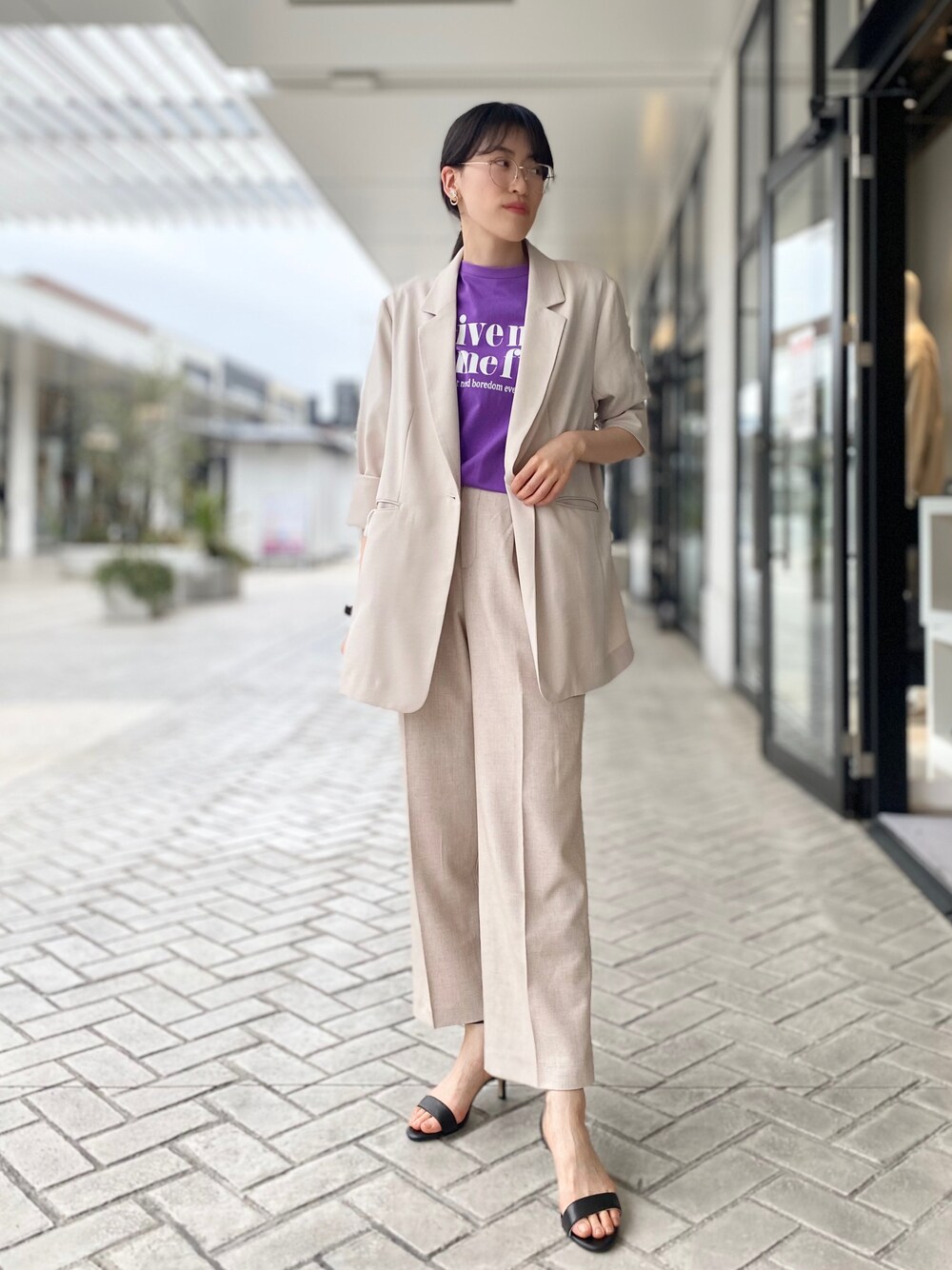 「abahouse mavie、Nomine、AU BANNISTER、セットアップ風、ワイドパンツ、ロゴT、ベージュコーデ、きれいめカジュアル、オーバーサイズ、サンダル、テーラードジャケット、白パンツ、プチプラ、オフィスカジュアル、セットアップ」｜「NOMINEのオリジナルロゴプリントTシャツ（Tシャツ/カットソー、パープル系）」を使った、✌︎さん（レディース・163cm）の春コーディネートの1枚目の写真