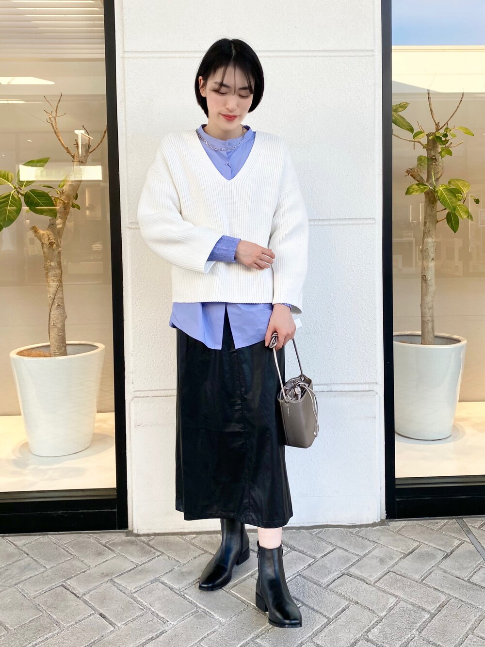 「リブニット、シャツ、サックスブルー、レザースカート、ブーツ、レザー、ショルダーバッグ、レイヤードスタイル、ファッションを楽しもう、大人カジュアル、Rouge vif la cle(Rouge vif la cle)、abahouse mavie、Nomine、Aubannister、LOWELL things」｜「LOWELL thingsのOcta/ドロストminiショルダーBAG（ショルダーバッグ、シルバー系）」を使った、✌︎さん（レディース・163cm）の秋コーディネートの1枚目の写真