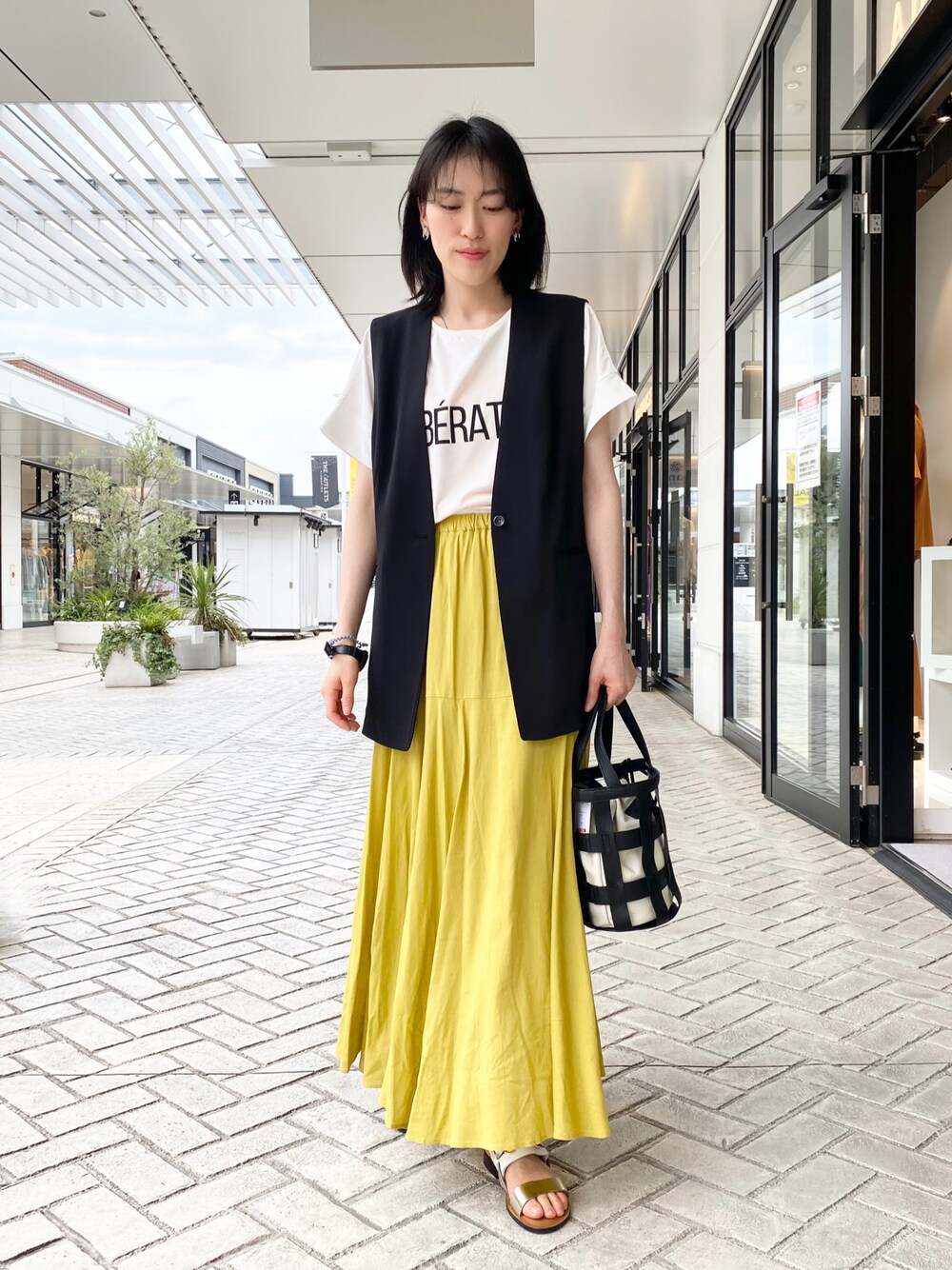 「abahouse mavie、piche abahouse、ジアウトレット広島、ロゴT、ロングスカート、マーメイドスカート、リネン、サンダル、ビタミンカラー、きれいめカジュアル、夏コーデ、カラー×コーデ、高身長コーデ、休日スタイル、ジャケットスタイル」｜「abahouse mavieのドライタッチサテンベスト（ベスト、ブラック系）」を使った、✌︎さん（レディース・163cm）の夏コーディネートの1枚目の写真
