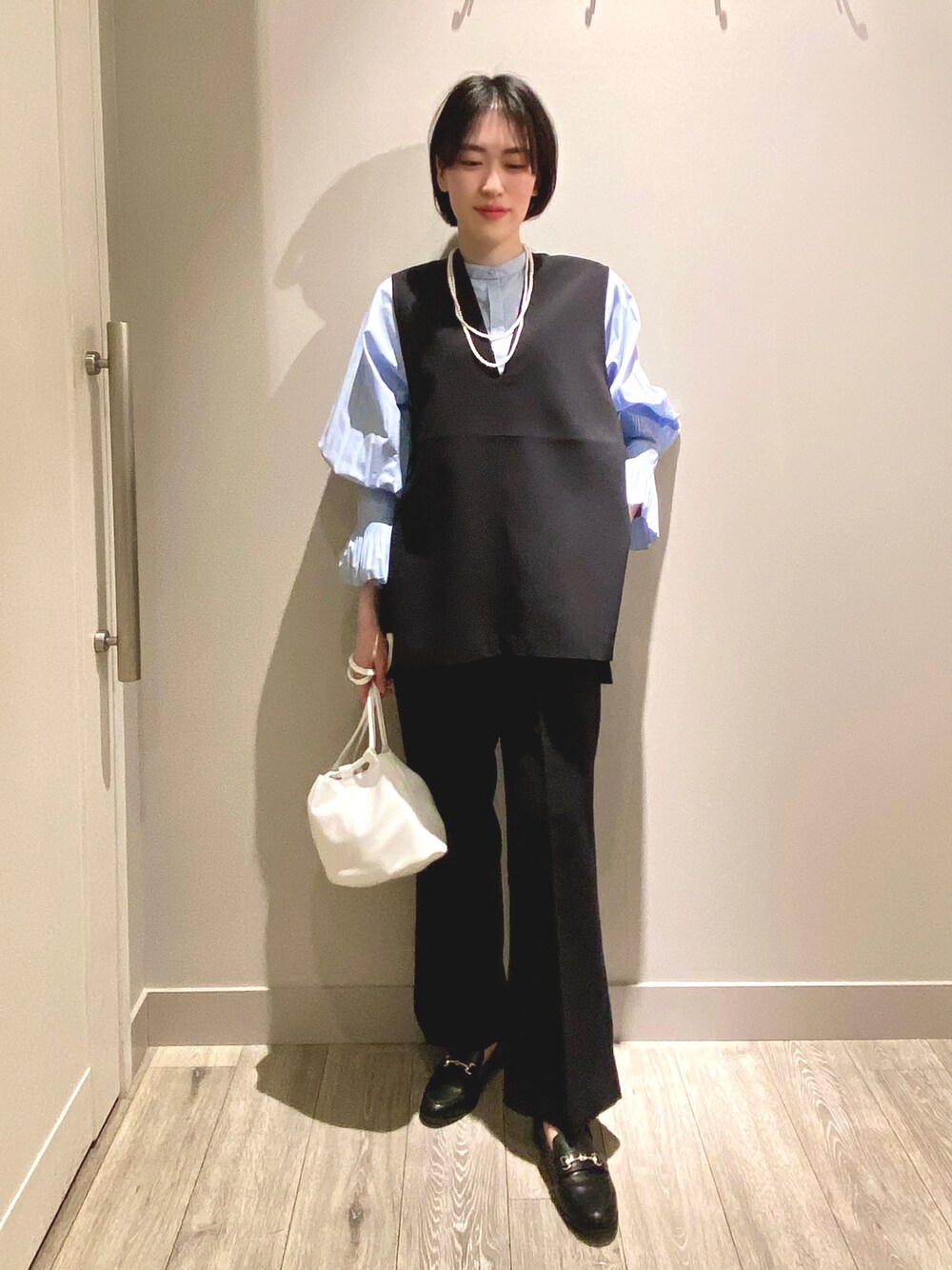 「ベスト、シャツスタイル、セットアップ、ストレートパンツ、感嘆パンツ、パンツスタイル、ローファー、春、春コーデ、キレイめ、ラクチンコーデ、サックスブルー、ブラック、レイヤードスタイル、シンプルコーデ」｜「abahouse mavieのダブルクロスオーバーベスト（ベスト、ブラック系）」を使った、✌︎さん（レディース・163cm）の春コーディネートの1枚目の写真