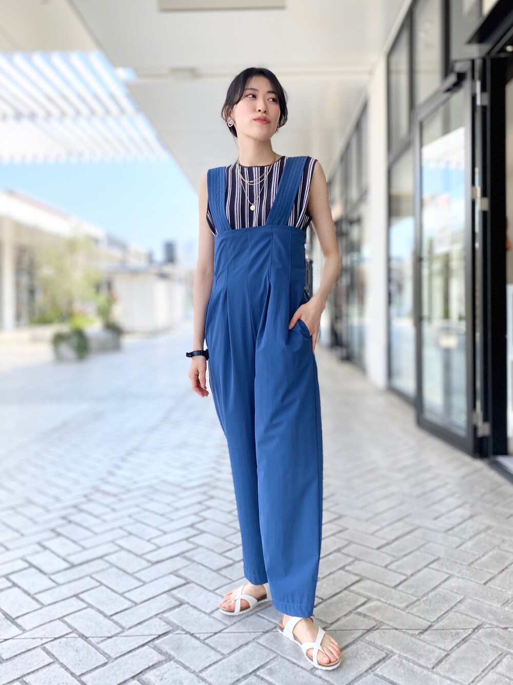 「abahouse mavie、Nomine、Aubannister、サロペット、サンダル、タックイン、ノースリーブ、ブルーコーデ、休日スタイル、初夏コーデ、夏コーデ、きれいめカジュアル、大人カジュアル、スタッフコーデ」｜「Au BANNISTERのフットベットトングサンダル（サンダル、ホワイト系）」を使った、✌︎さん（レディース・163cm）の夏コーディネートの1枚目の写真