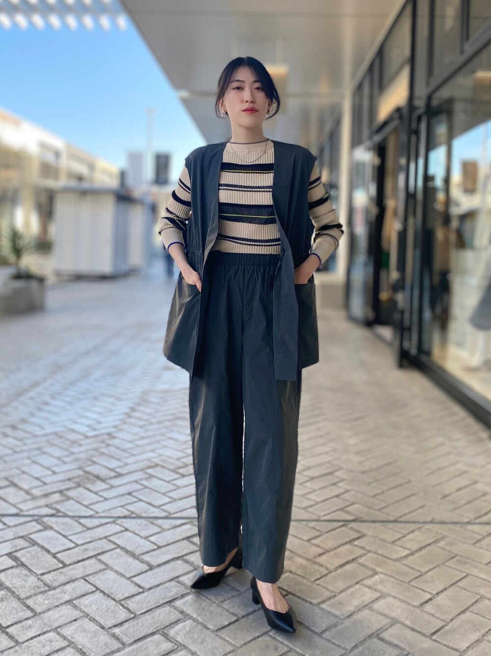 「春アウター、3way、ナイロンジャケット、ベスト、シアートップス、ボーダー、ナイロンパンツ、ストリート、セットアップスタイル、きれいめカジュアル、休日スタイル、abahouse mavie、Nomine、ジアウトレット広島、ショップスタッフの好印象コーデ」｜「abahouse mavieのポリエステルタフタワイドベーカーパンツ（その他パンツ、グレー系）」を使った、✌︎さん（レディース・163cm）の春コーディネートの1枚目の写真
