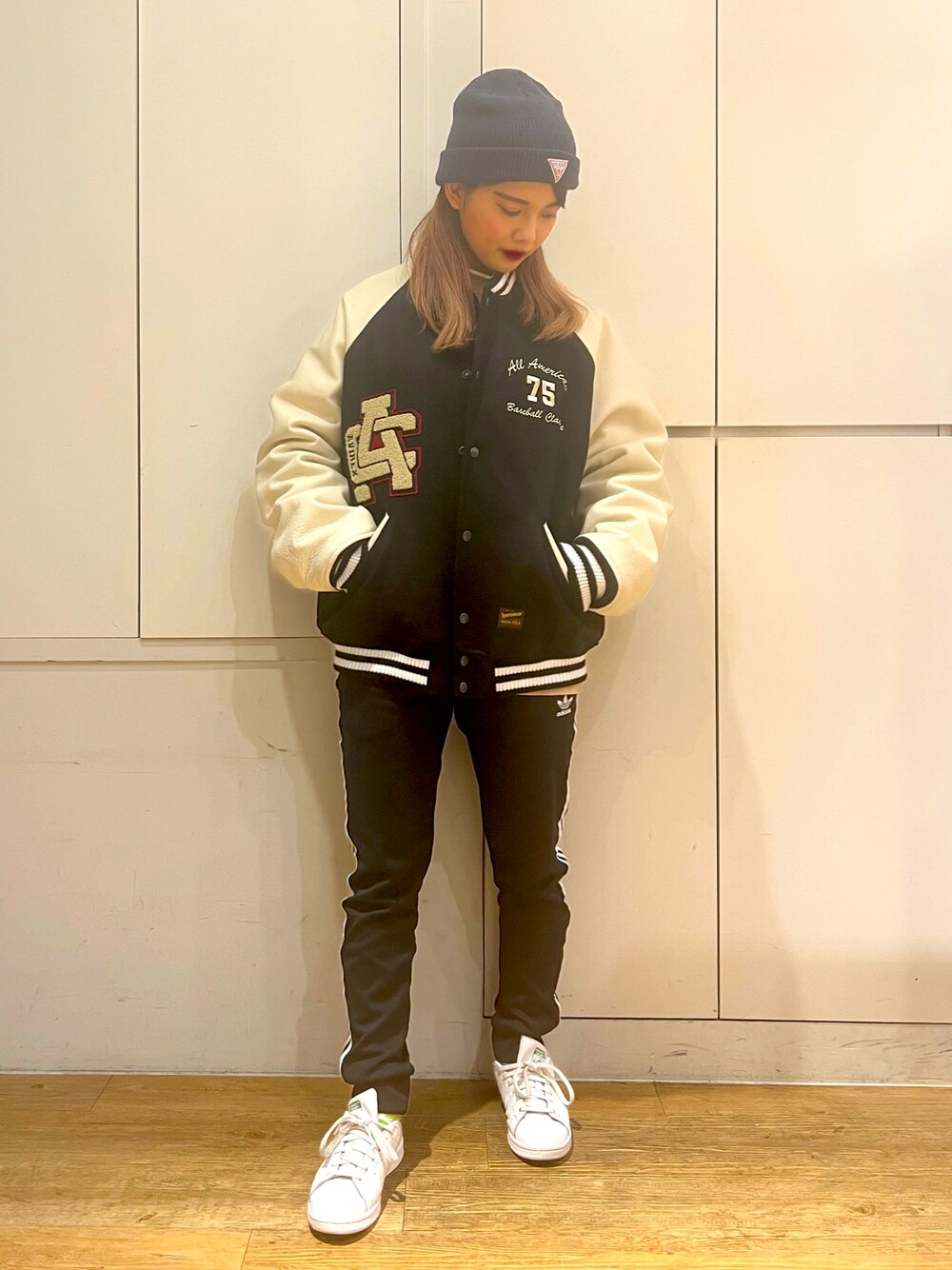 「スウェット、スタジャン、ストリート、AVIREX、パンツスタイル、adidas originals、着回しコーデ、かわいい、おでかけコーデ、いいね返し」｜「AVIREXの【直営店限定】2TONE VARSITY JACKET ALL STARS / 2トーン ヴァーシティ ジャケット オールスターズ / アヴィレックス / AVIREX（スタジャン、ブラック系）」を使った、MIYUさん（レディース・160cm）の春コーディネートの1枚目の写真