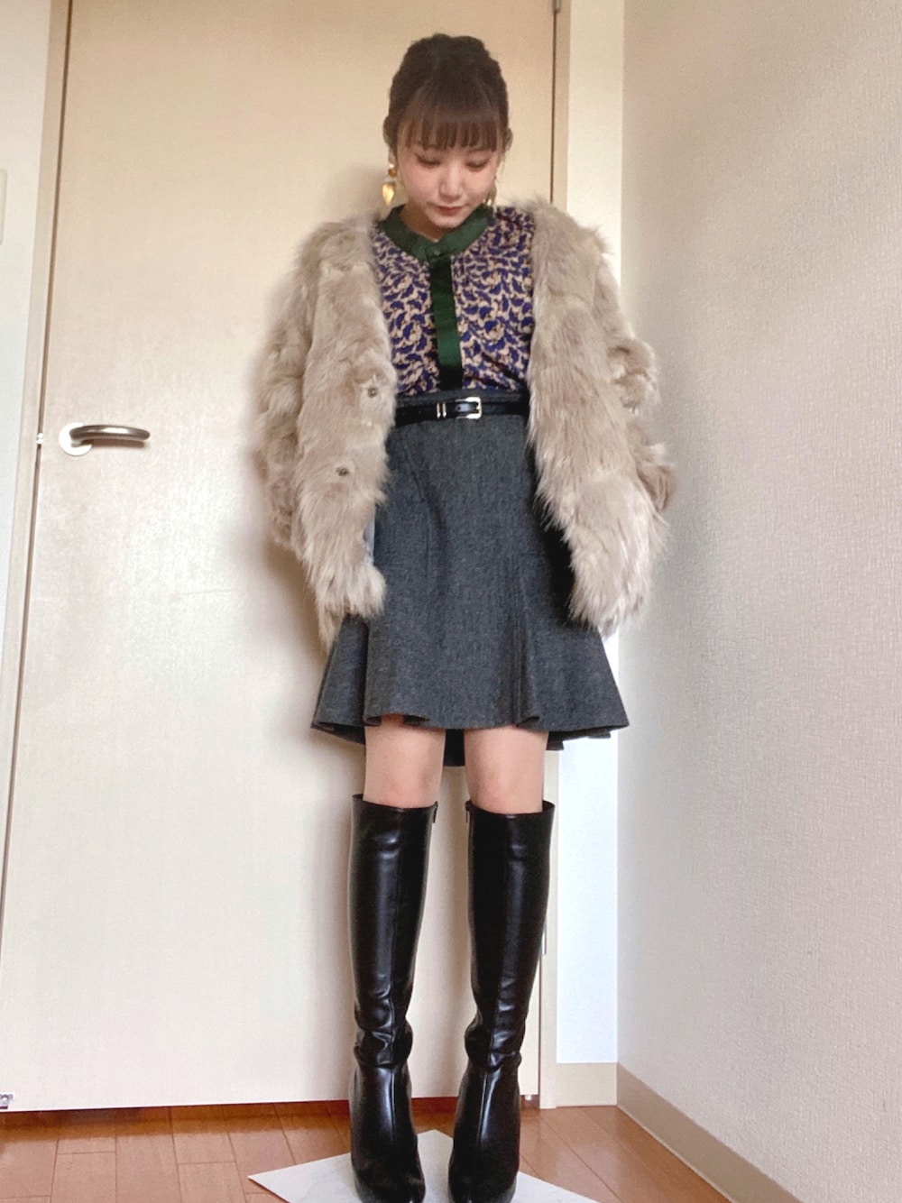 「ファー、秋のコーデ、ミニスカート、休日スタイル、大人コーデ、きれいめカジュアル、秋服、低身長、低身長コーデ、低身長女子」｜「Cara by Katrin TOKYOのアイテム（シャツ/ブラウス、その他）」を使った、nenesuke1208さん（レディース・145cm）の秋コーディネートの1枚目の写真