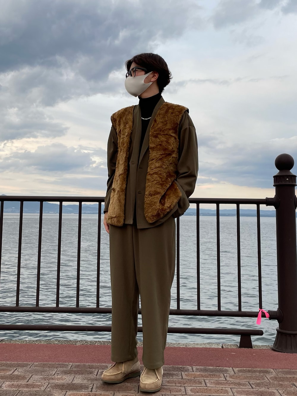 「秋のコーデ、お洒落さんとつながりたい、シンプルコーデ、シンプル、シンプルスタイル、ootd、カーキ、古着、古着MIX、古着コーデ、古着好きな人と繋がりたい、セットアップ、冬コーデ」｜「古着のアイテム（シューズ、ベージュ系）」を使った、ふくさん（メンズ・174cm）の秋コーディネートの1枚目の写真
