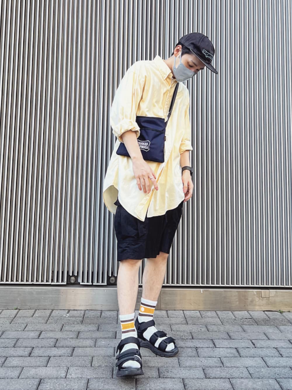イエロー系のシャツ/ブラウス、ブラック系のカーゴパンツ、ブルー系のショルダーバッグを着用したメンズの夏コーディネートの1枚目の写真