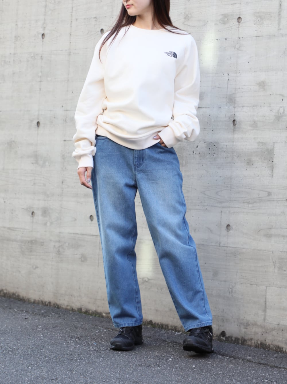 ブルー系のデニムパンツ、ホワイト系のTシャツ/カットソー、シルバー系のピアス(両耳用)を着用したレディースの冬コーディネートの1枚目の写真