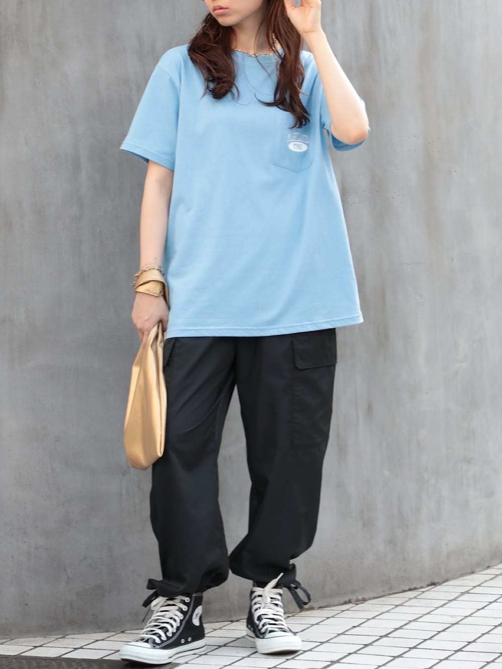 「休日コーデ、大人カジュアル、カーゴパンツ、Tシャツコーデ、スニーカーコーデ、ビッグシルエット、シンプル、楽チンコーデ、カジュアルコーデ、パンツコーデ、オーバーサイズ、メンズライク、カジュアル、おでかけコーデ、骨格ウェーブ」｜「CONVERSEの【CONVERSE】ALL STAR US ハイカットスニーカー/BLACK（スニーカー、ブラック系）」を使った、setup7_womenさん（レディース・160cm）の夏コーディネートの1枚目の写真