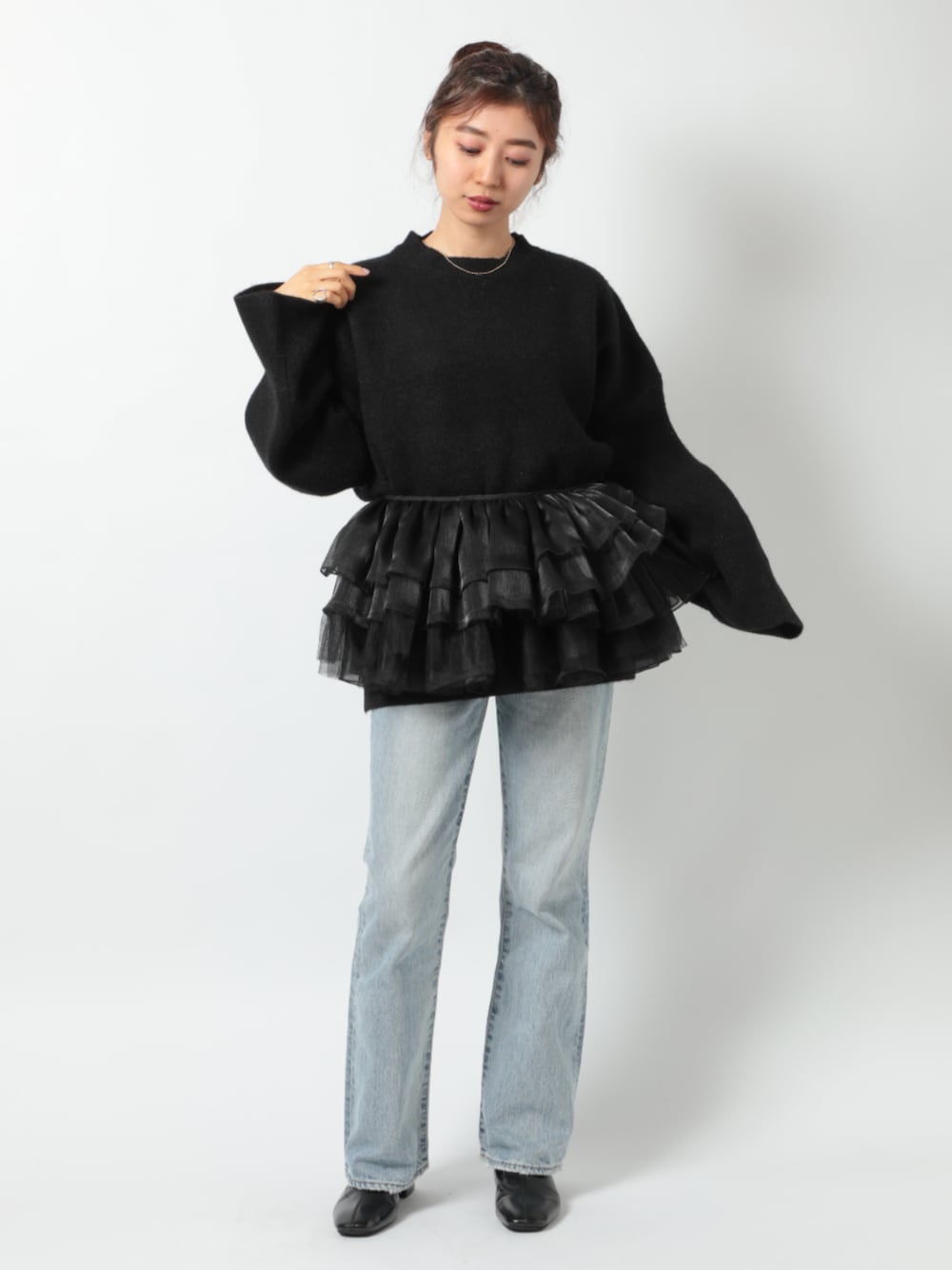 ブラック系のブーツ、グレー系のデニムパンツ、ゴールド系のネックレスを着用したレディースの冬コーディネートの1枚目の写真