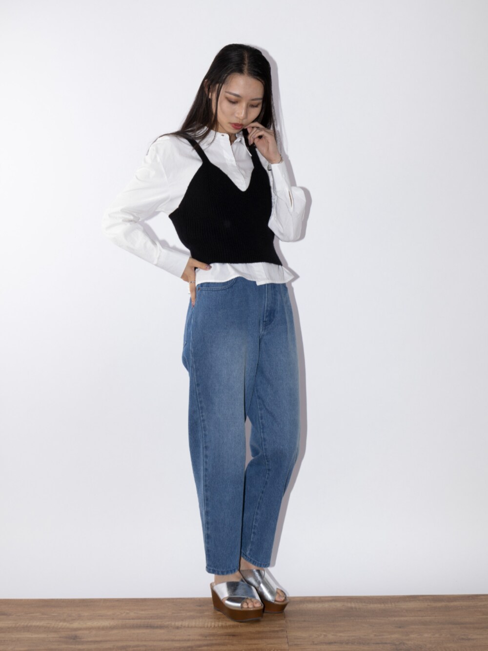 ブルー系のデニムパンツ、シルバー系のサンダル、ホワイト系のシャツ/ブラウスを着用したレディースの春コーディネートの1枚目の写真