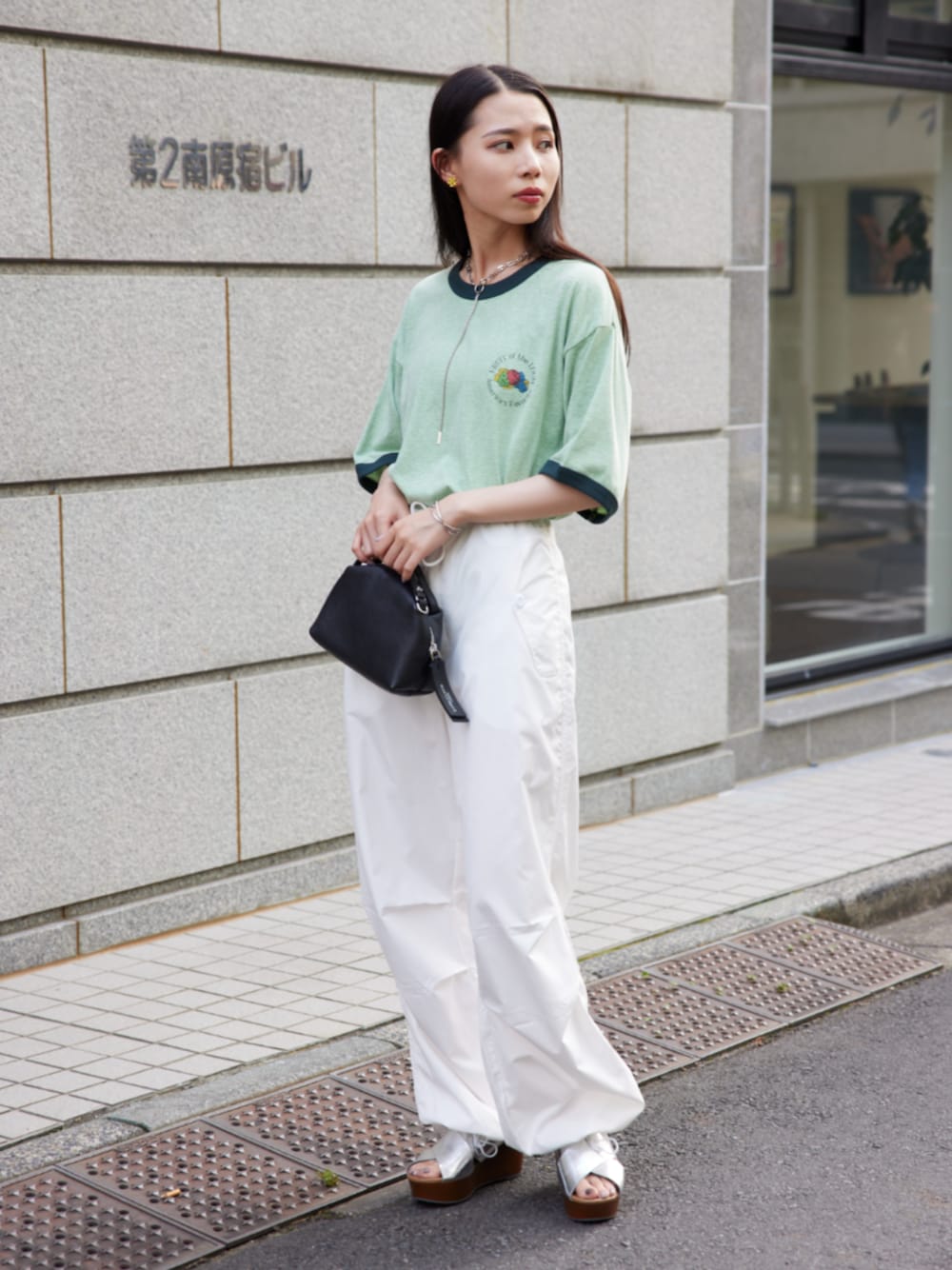 「ロゴT、シンプルコーデ、パンツスタイル、春夏コーデ、シンプル、雨の日コーデ、カジュアルコーデ、UNIQLO、カーゴパンツ、Tシャツ、FRUIT OF THE LOOM、サンダル、フルーツオブザルーム、ZARA、グリーン」｜「GIANNI CHIARINIの【GIANNI CHIARINI】ALIFA M   2WAY レザーバッグ（ショルダーバッグ、ブラック系）」を使った、setup7_womenさん（レディース・160cm）の春コーディネートの1枚目の写真