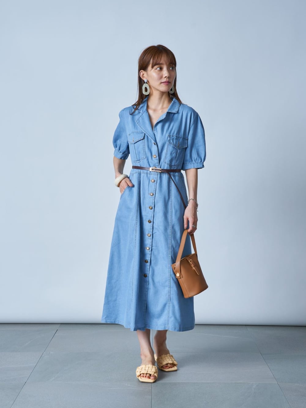 「ワンピース、ワンピースコーデ、シャツワンピース、デニムワンピース、デニムワンピ、デニムシャツ、デニムシャツワンピース、夏コーデ、夏、夏服、夏スタイル、大人カジュアル、カジュアルコーデ、大人女子、オトナカジュアル」｜「SETUP7の【MAISON BREEZE】フェイクレザー ショルダーバッグ バケツ型 SCCH（ショルダーバッグ、ブラウン系）」を使った、setup7_womenさん（レディース・160cm）の夏コーディネートの1枚目の写真