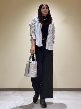 「INDIVI（インディヴィ）の【2WAY／洗える】ラメストライプ コットン混シャツ（シャツ/ブラウス、ブルー系）」を使った、ayaさん（レディース・170cm）の冬コーディネート