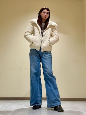 「INDIVI（インディヴィ）の【褒められデニム】ワイドストレート デニムパンツ（デニムパンツ、ブルー系）」を使った、ayaさん（レディース・170cm）の冬コーディネート