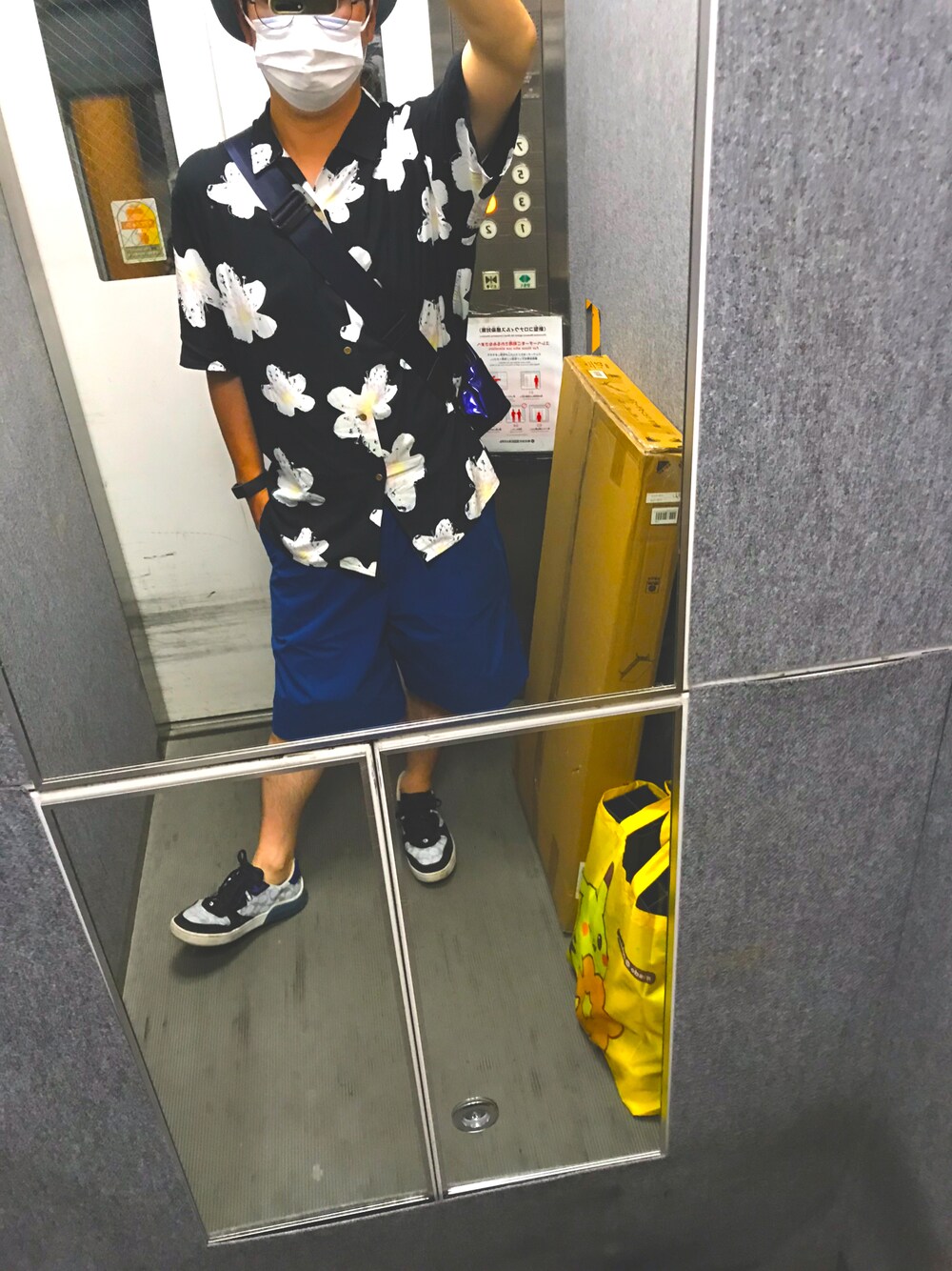 ブラック系のシャツ/ブラウス、ブルー系のパンツ、グレー系のスニーカーを着用したメンズの夏コーディネートの1枚目の写真