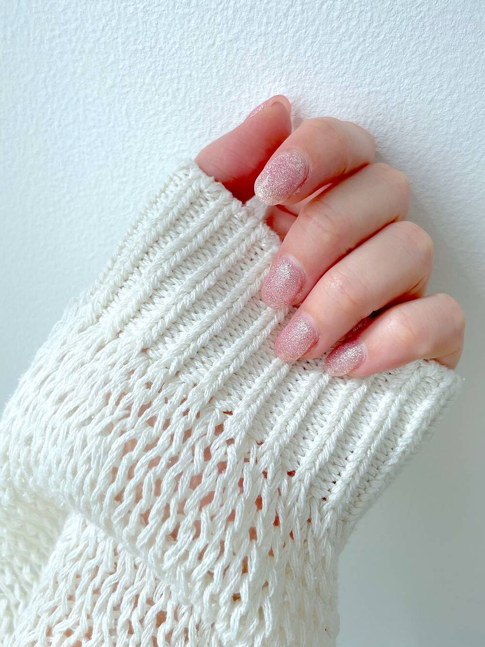 「きれいめ、フェミニン、ベーシック/シンプル、骨格ストレート、BABYLONE、春ネイル、フラッシュネイル、ピンク」｜「BABYLONEのシルクローゲージニット（ニット/セーター、ホワイト系）」を使った、moriさん（レディース・157cm）の春コーディネートの1枚目の写真
