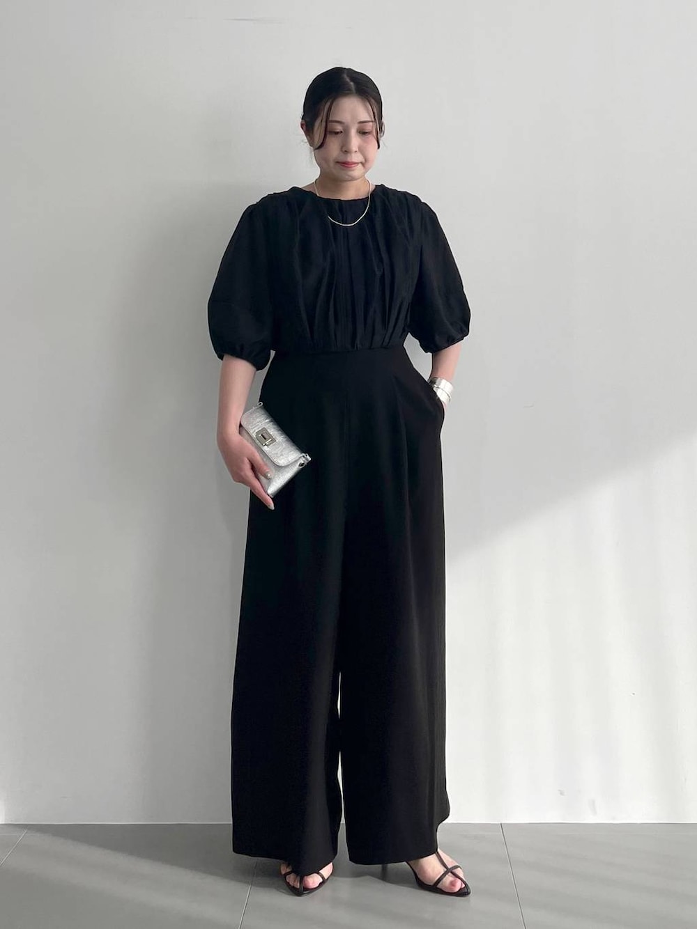 「きれいめ、フェミニン、ベーシック/シンプル、骨格ストレート、BABYLONE、オケージョン、結婚式2次会、春夏コーデ、春コーデ、夏コーデ」｜「BABYLONEのシルクコットンオールインワン（つなぎ/オールインワン、ブラック系）」を使った、moriさん（レディース・157cm）の春コーディネートの1枚目の写真