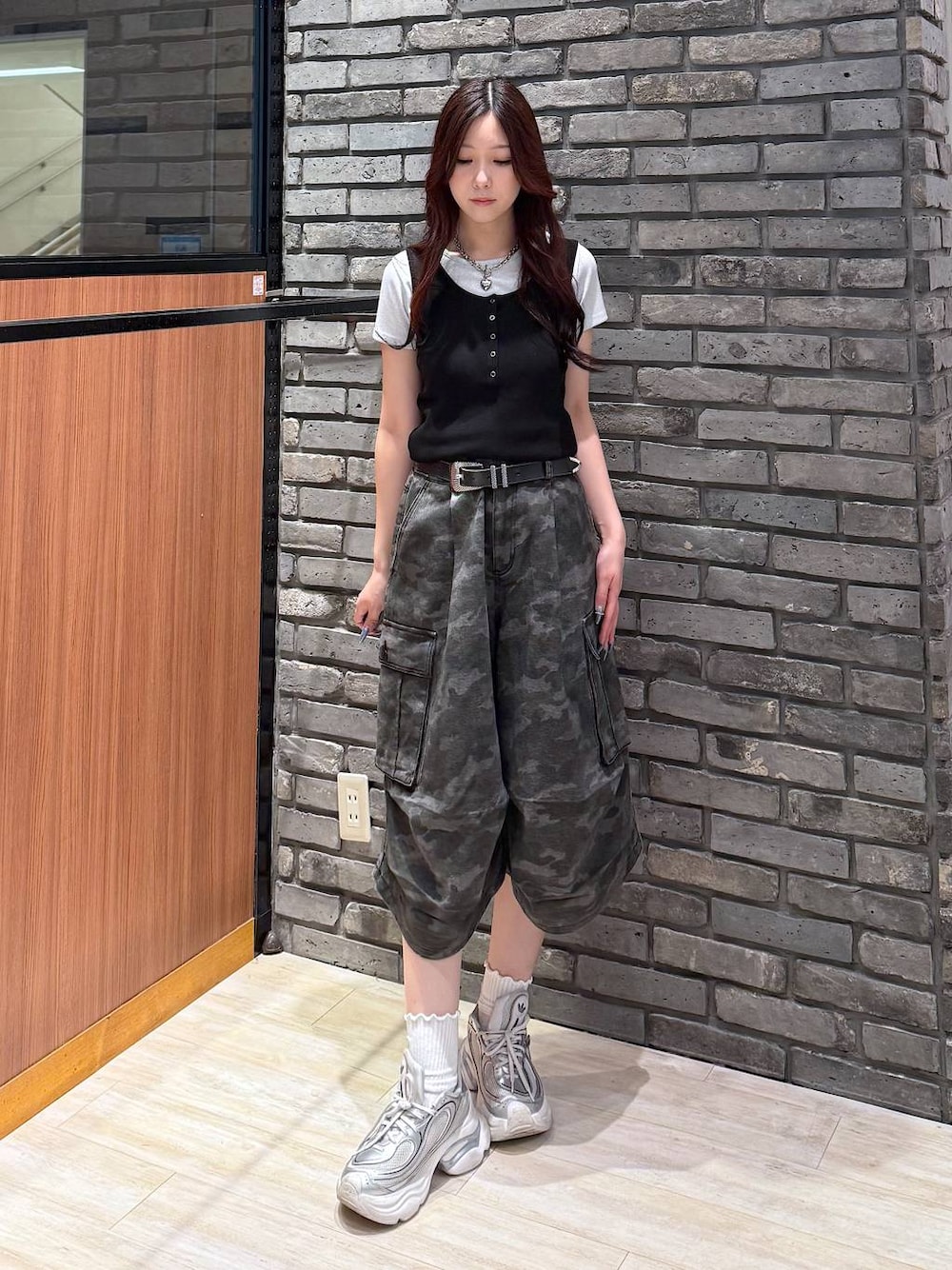 ブラック系のタンクトップ、ホワイト系のTシャツ/カットソー、その他のカーゴパンツを着用したレディースの夏コーディネートの1枚目の写真