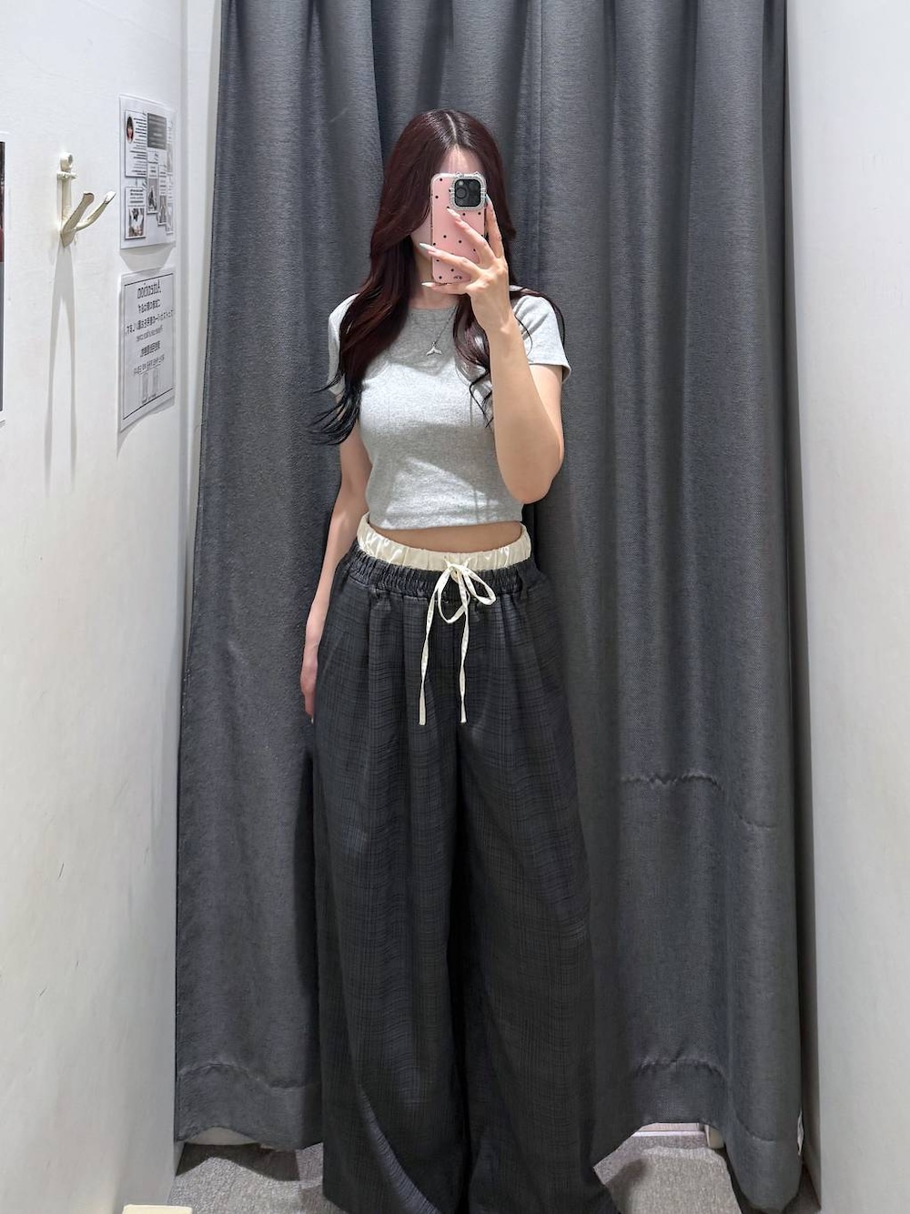 グレー系のその他パンツ、グレー系のTシャツ/カットソーを着用したレディースの夏コーディネートの1枚目の写真