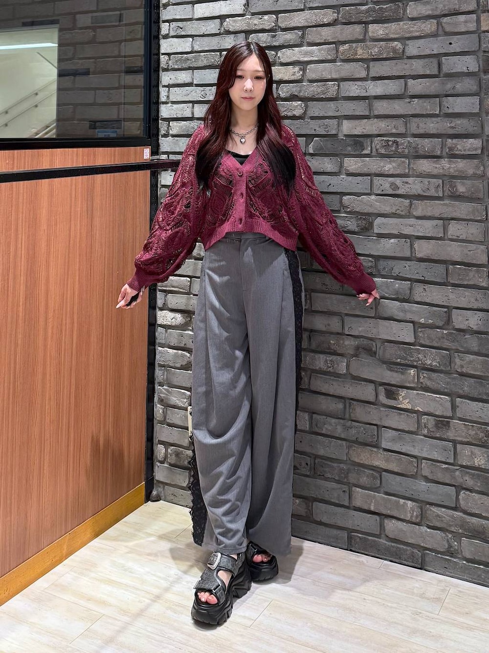 パープル系のカーディガン/ボレロ、グレー系のサンダル、グレー系のスラックスを着用したレディースの夏コーディネートの1枚目の写真