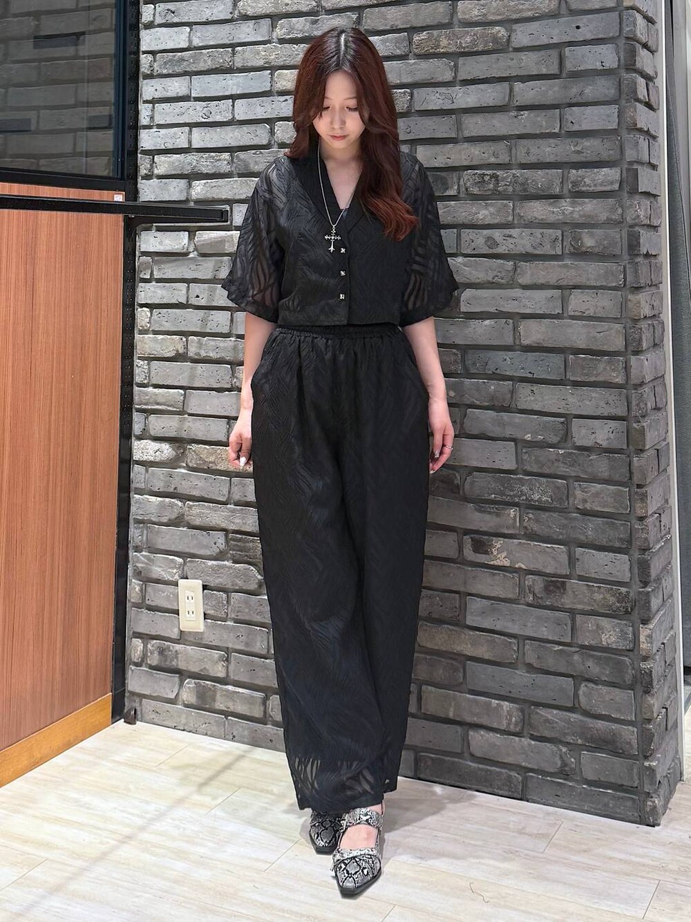 ホワイト系のパンプス、ブラック系のシャツ/ブラウス、ブラック系のその他パンツを着用したレディースの夏コーディネートの1枚目の写真